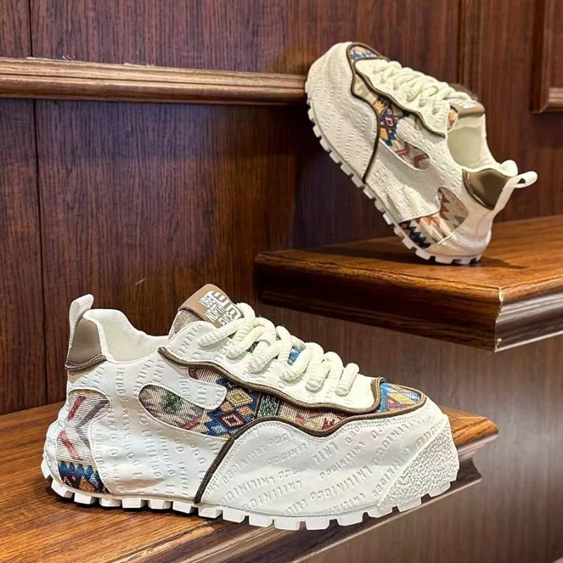 Interior Design Mockup - Sepatu kets tebal sepatu olahraga desainer
